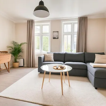 Trio In Centre - Norwegians Minimum Age 25 Bergen