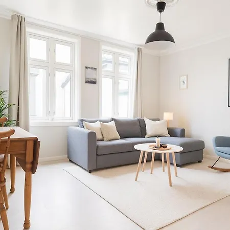 Trio In Centre - Norwegians Minimum Age 25