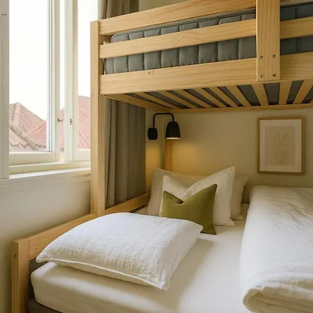 Trio In Centre - Norwegians Minimum Age 25