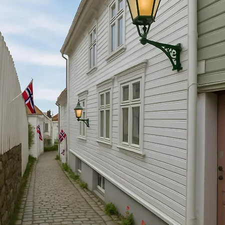 Trio In Centre - Norwegians Minimum Age 25 * 卑爾根