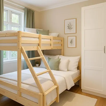 Trio In Centre - Norwegians Minimum Age 25