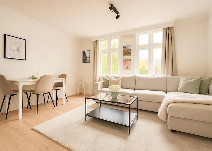 Trio In Centre - Norwegians Minimum Age 25 * Bergen